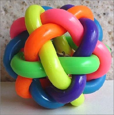 给狗狗买玩具的注意事项