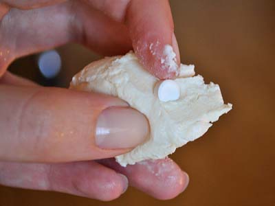 将药片包裹在食物里